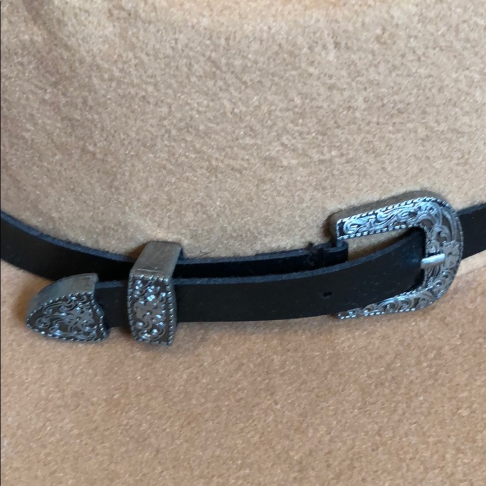 Circle brimmed hat with cute buckle strap 🤠 - Picture 2 of 4